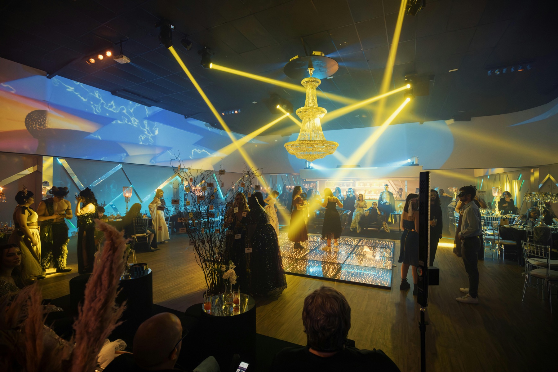 DJ Party mit voller Tanzfläche und Lichtstimmung