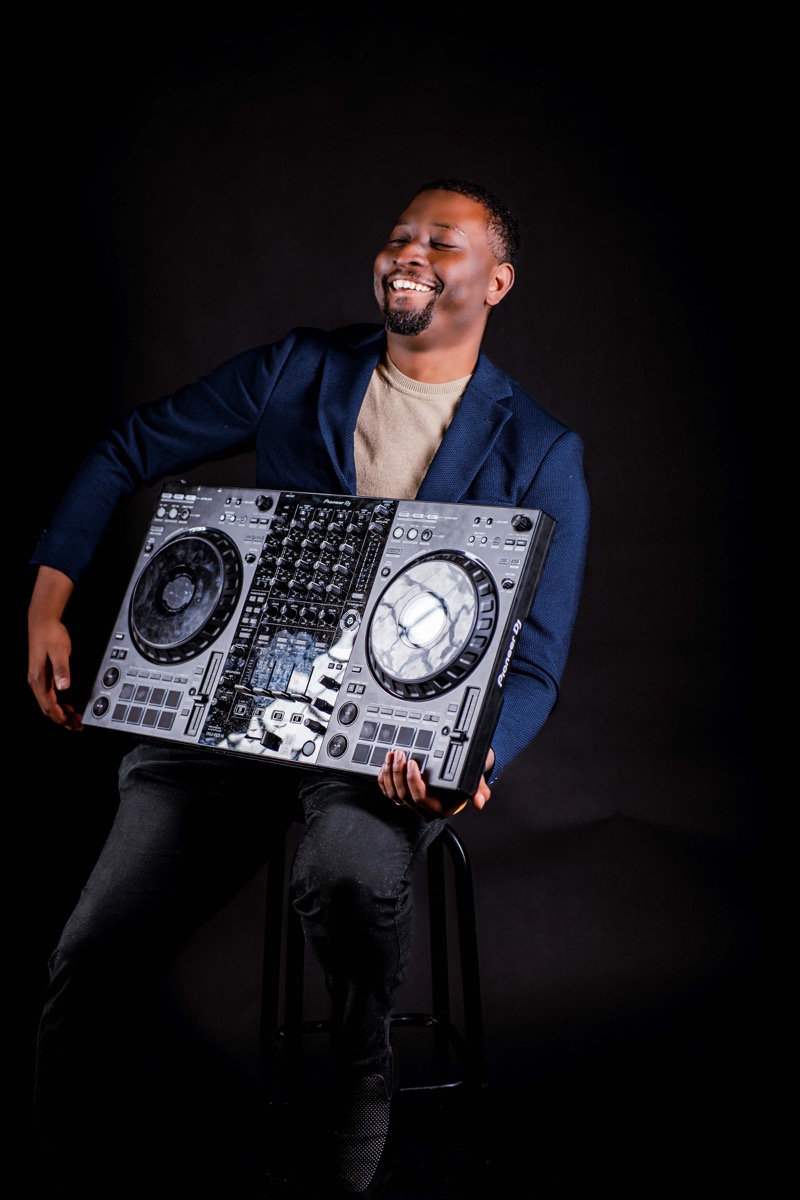 DJ Gatien am DJ-Controller