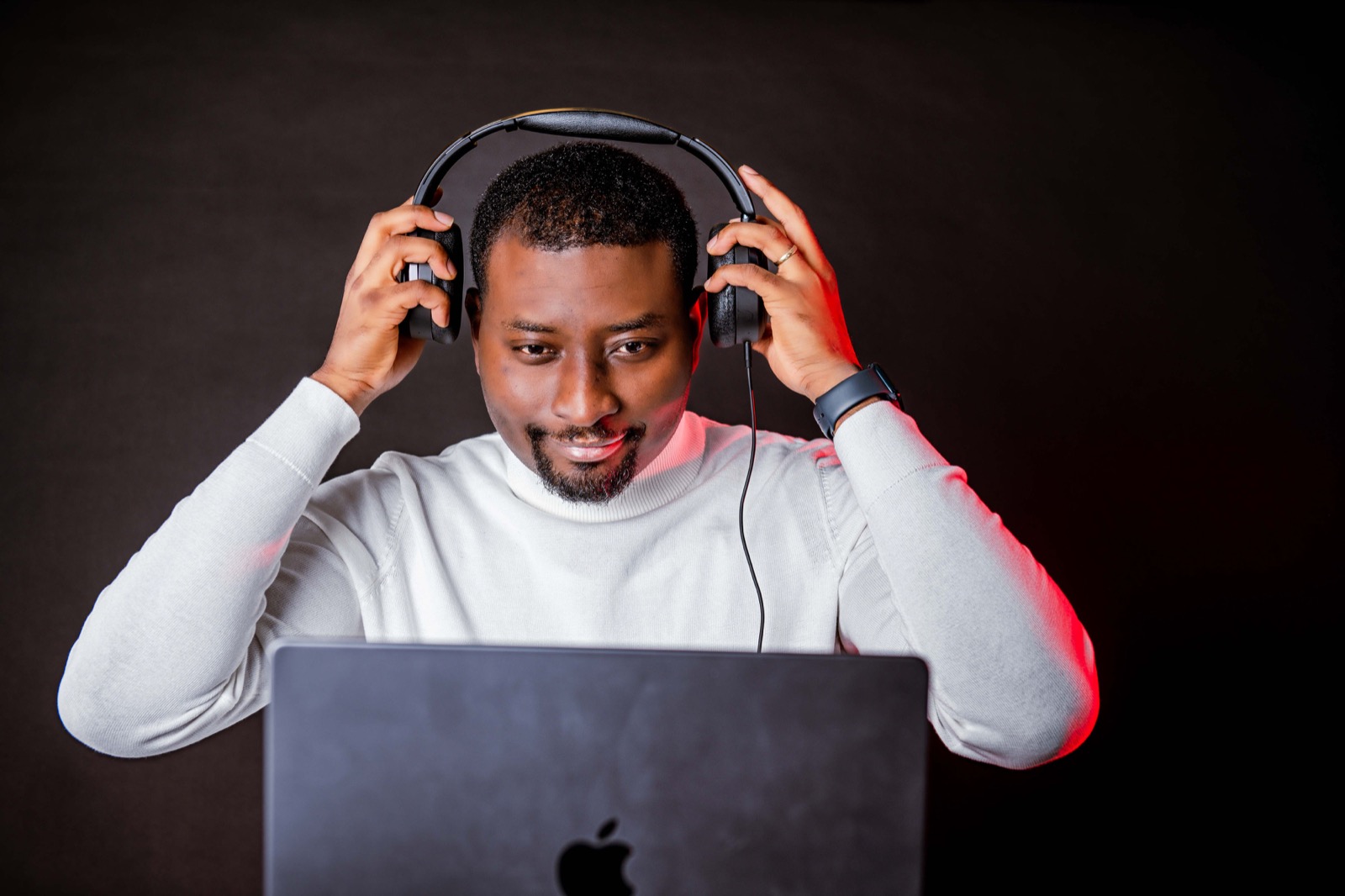 DJ Gatien mit Kopfhörern am DJ-Setup