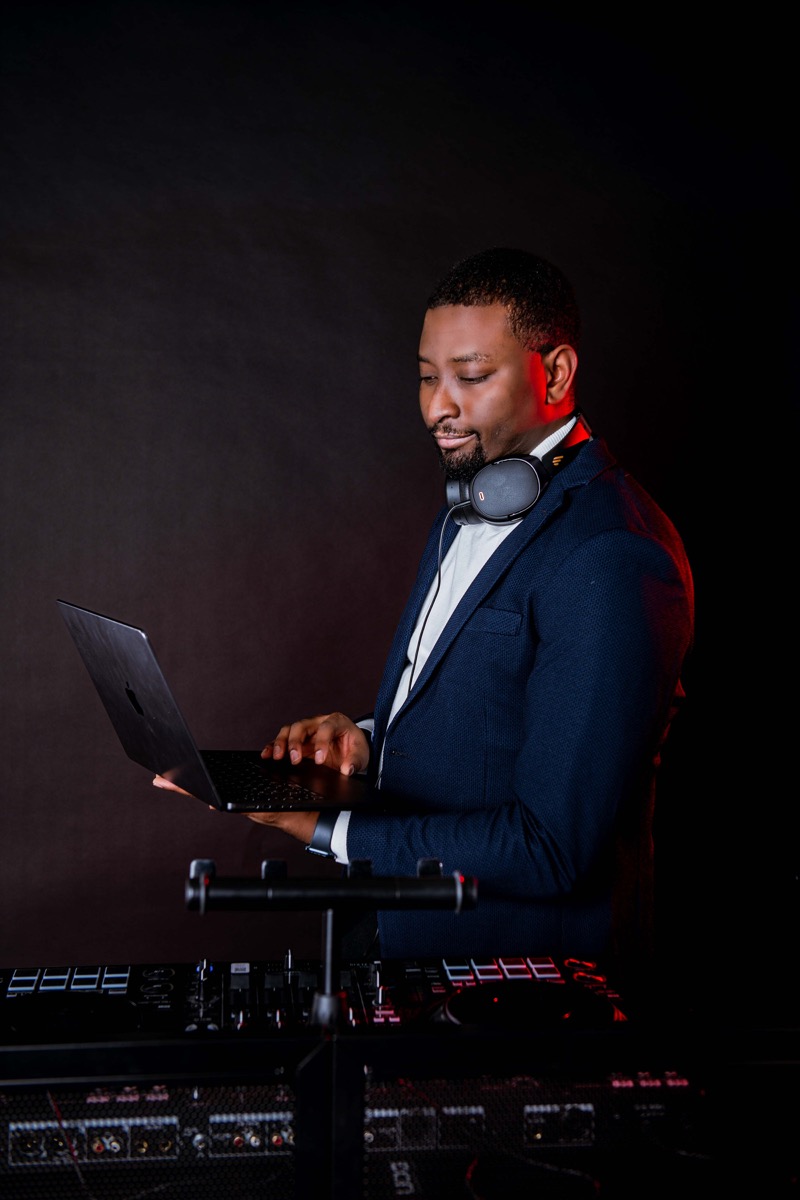 DJ Gatien bei der Vorbereitung eines Events