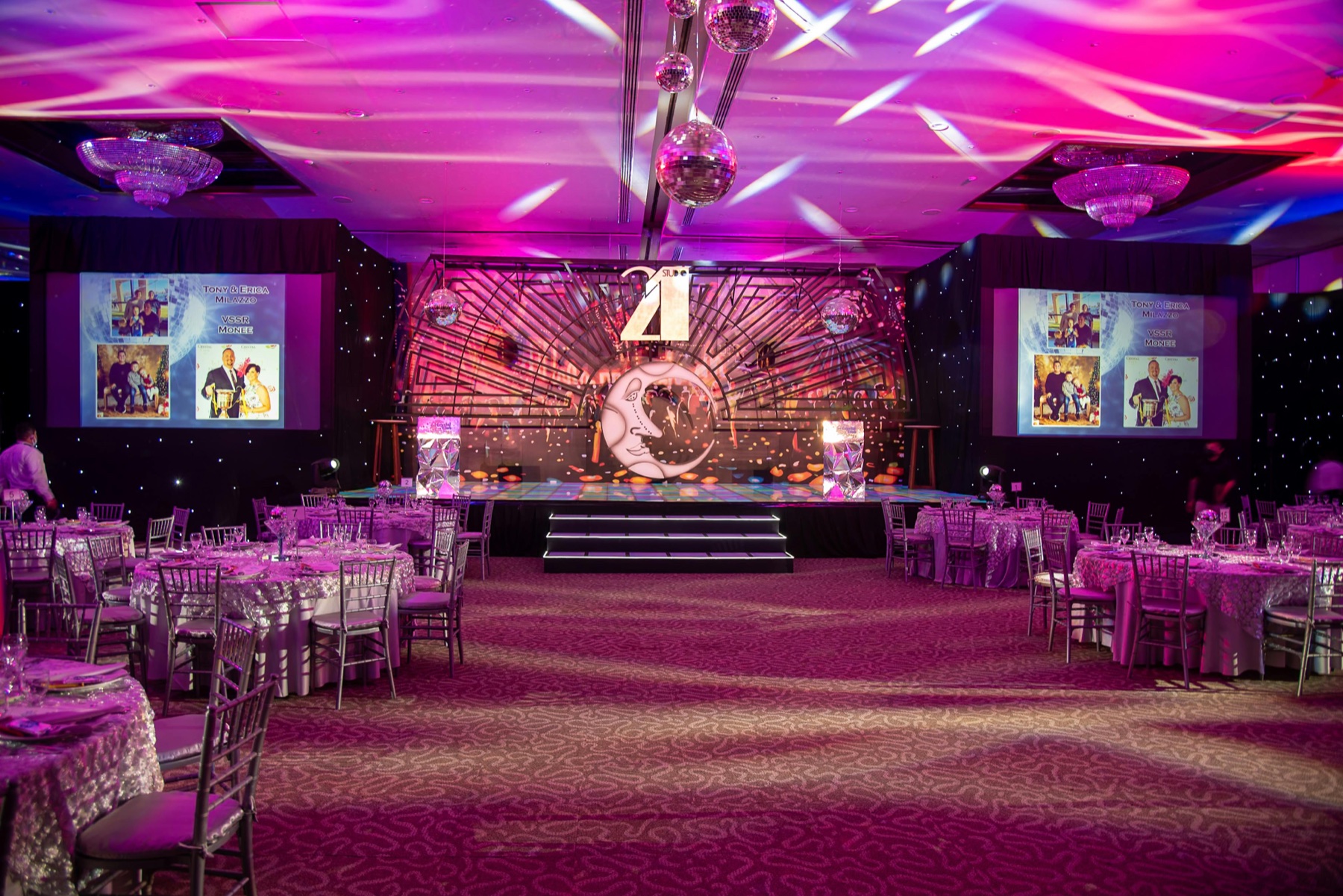 Event-Location mit Bühne und Gästen