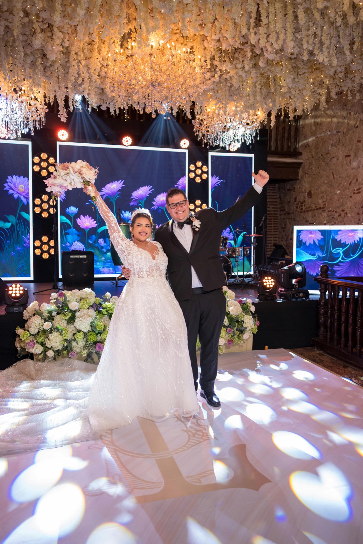 Elegante Hochzeitslocation mit gedeckten Tischen